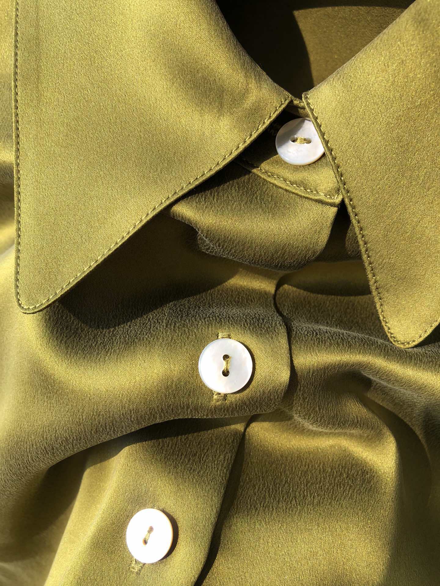 Nonothing|Luxurious silk shirt in olive green